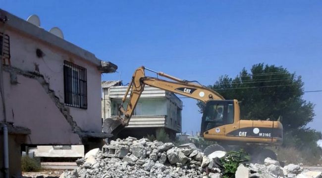 Akdeniz ilçesinde bir metruk bina daha yıkıldı