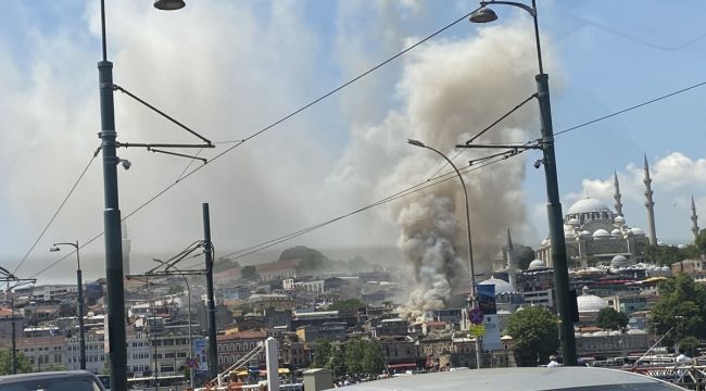 Havai fişek satışı yapılan dükkanda yangın çıktı