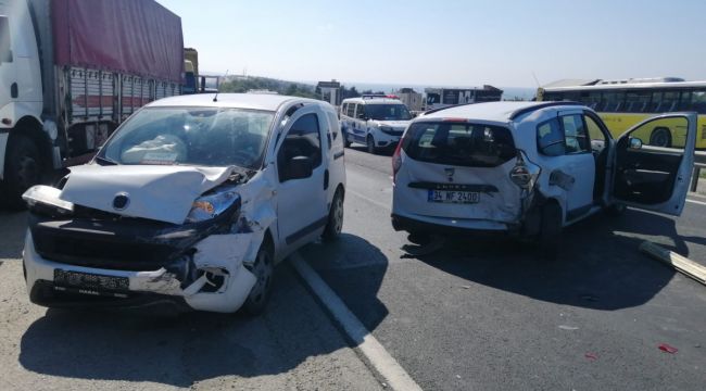 Silivri'de iki araç çarpıştı, trafik kilitlendi