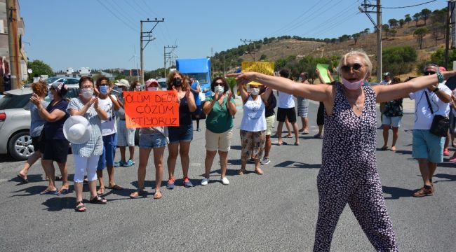 DİKİLİ'DE HALK YOLU KAPATTI