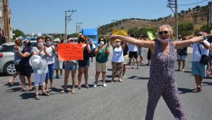 DİKİLİ'DE HALK YOLU KAPATTI