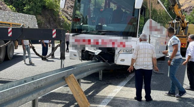 Elazığ'da faciadan dönüldü: Refüje çıkan otobüs 2 vinç yardımı ile kaldırıldı