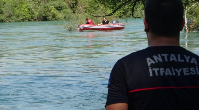 Irmakta mahsur kaldılar, kurtarmaya gelenlere hakaret ettiler