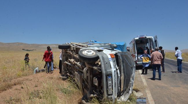 Kamyonet şarampole yuvarlandı