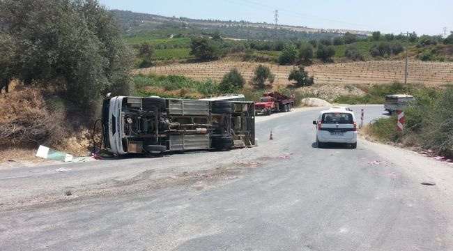 Mersin'de işçi servisi devrildi: 2 yaralı