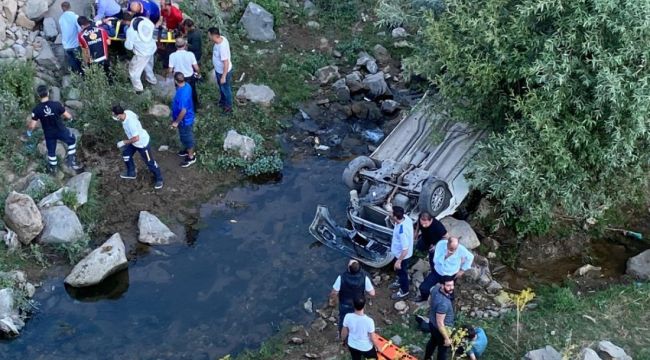 Uçuruma yuvarlanan araçtan 3 kişi yaralı kurtuldu