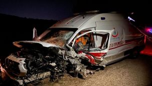 Ambulans ile ticari taksi çarpıştı