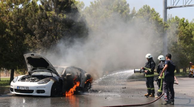 Antalya'da lüks araç alev alev yandı