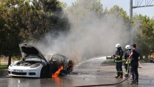 Antalya'da lüks araç alev alev yandı