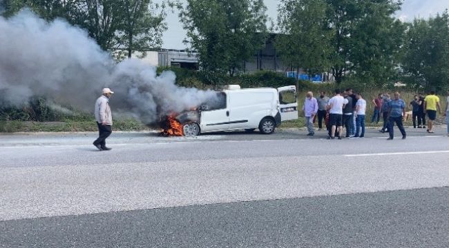 Araç otoyolda alev alev yandı