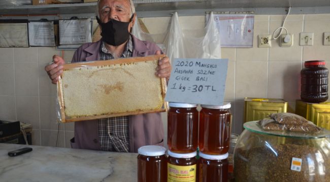 Arif dede 63 yıldır bal satıyor