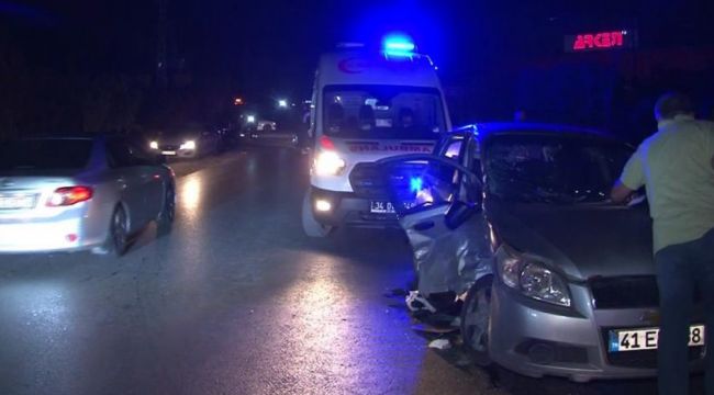 Arnavutköy'de 2 otomobil çarpıştı