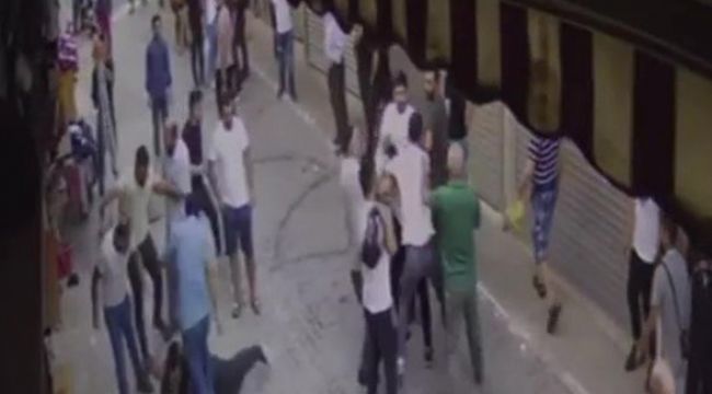 Beyazıt'ta esnaf kavgasında sopa ve tabureler havada uçuştu