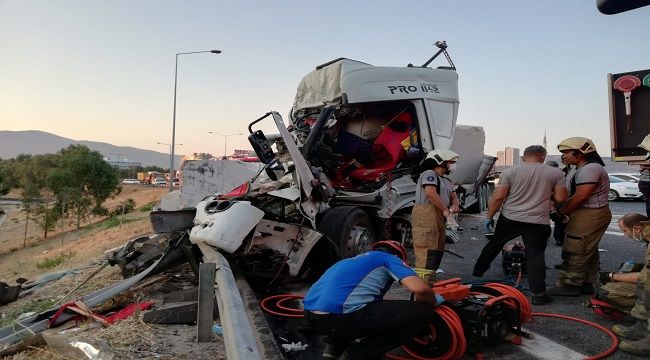 BORNOVA'DA TIRA BAŞKA BİR TIR ÇARPTI