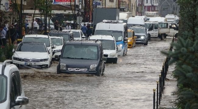 Cadde gölete döndü