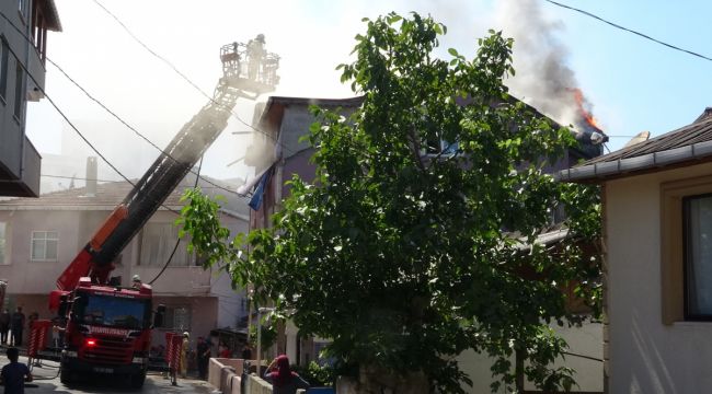 Çatıda çıkan yangın vatandaşları harekete geçirdi