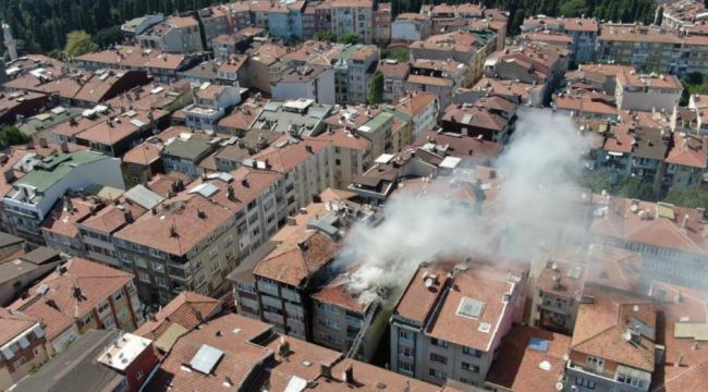 Doğal gaz kutusunda başlayan yangın apartmana ve 5 araca sıçradı