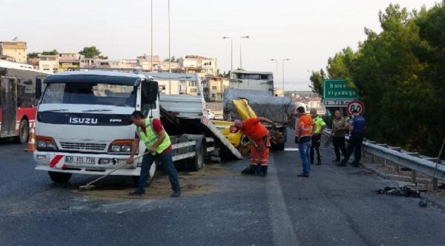 İÇİNDE YOLCU BULUNAN TAKSİ,TIRA ÇARPTI