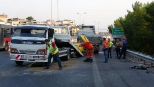 İÇİNDE YOLCU BULUNAN TAKSİ,TIRA ÇARPTI