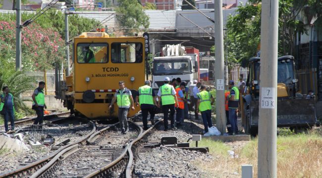 İZMİR'DE YÜK TRENİ RAYDAN ÇIKTI