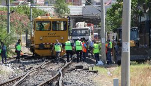 İZMİR'DE YÜK TRENİ RAYDAN ÇIKTI