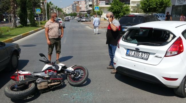 Kasksız motosiklet sürücüsü ölümden döndü