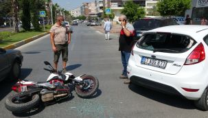 Kasksız motosiklet sürücüsü ölümden döndü