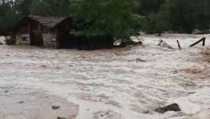 Kastamonu'da şiddetli yağış sonrası bir köy su altında kaldı