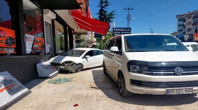 Kaza yapmamak için fren yaptı, dükkana daldı