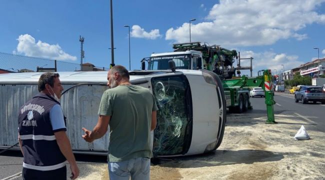 Kazaya karışan minibüs yan yattı