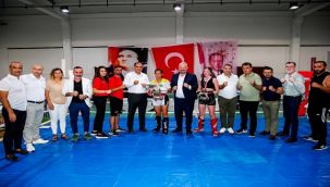 KICK BOKS ŞAMPİYONASI NEFES KESTİ