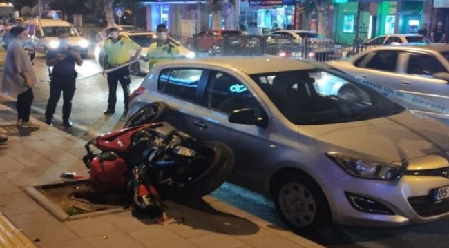 Motorsikletli sürücü kaldırıma çarpıp savruldu