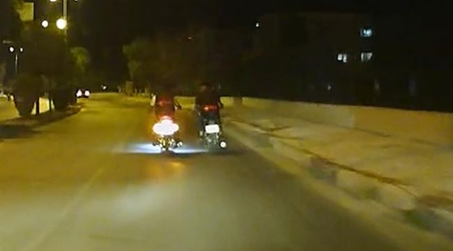 Motosikletli sürücüler muhabbet ederek, tehlike saçtılar