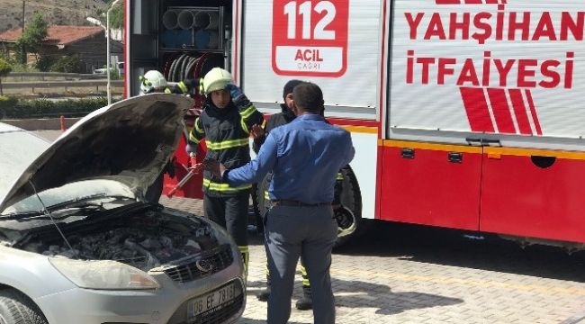 Park halindeki araç alev aldı