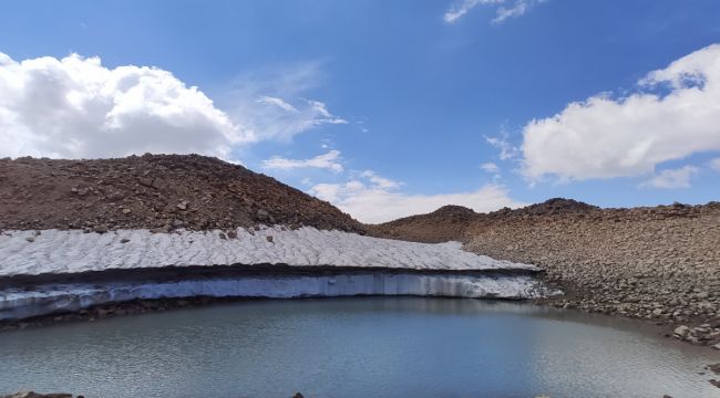 Süphan Dağı'nda kar kütlesi hızla eriyor