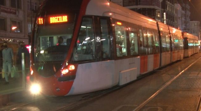 Tramvay ile peron arasına sıkışan kişinin yardımına itfaiye koştu