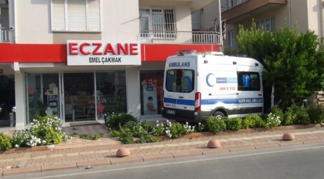 Yoldan çıkan ambulans az daha eczaneye giriyordu