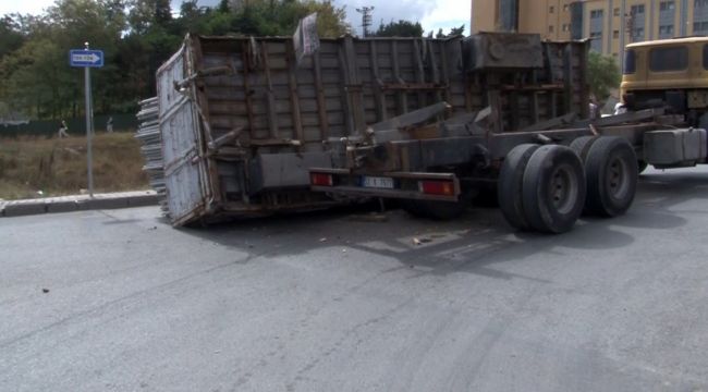 Arnavutköy'de demir yüklü kamyonun kasası devrildi, faciadan dönüldü