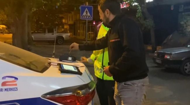 Bursa'da trafik ekiplerince durdurulan alkollü sürücünün, hareketleri gülümsetti