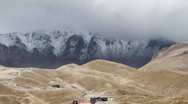 Erciyes'in zirvesi beyaz örtüyle kaplandı