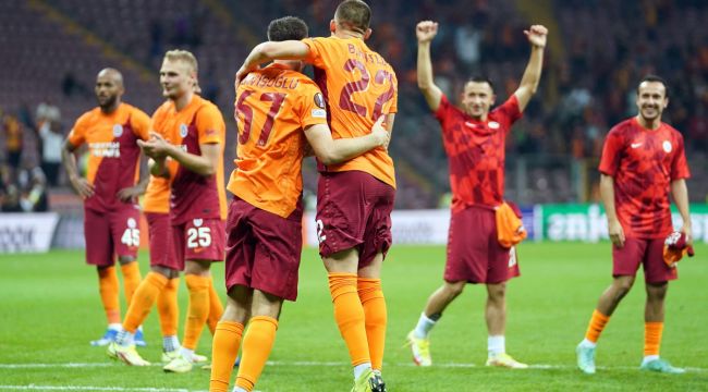 Galatasaraylı futbolcular galibiyeti taraftarlarla kutladılar