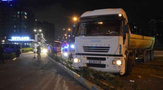 İETT otobüsü, hafriyat kamyonuna çarptı