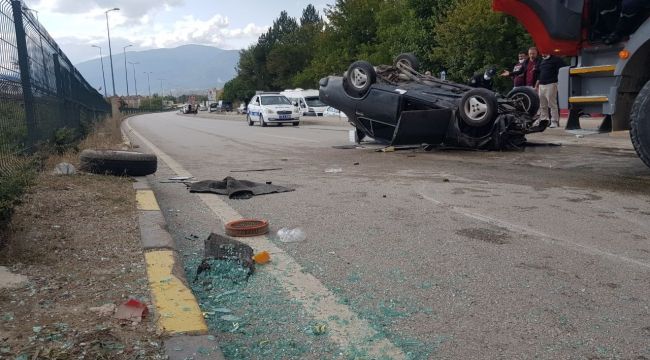 İki otomobil kafaya kafaya çarpıştı