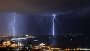 İskenderun'da şimşekler çaktı, sağanak hayatı felç etti