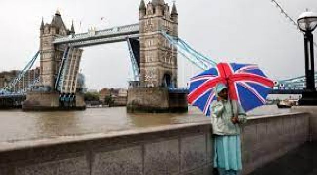 Londra'daki Tower Bridge Köprüsü sular altında kaldı