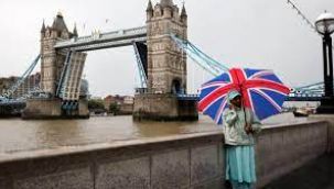 Londra'daki Tower Bridge Köprüsü sular altında kaldı