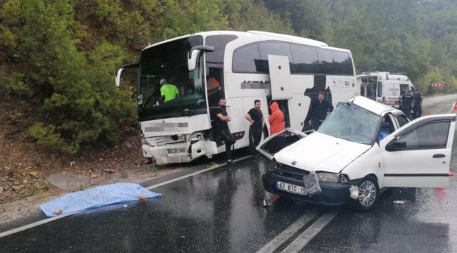 Manavgat yolcu otobüsüyle otomobil çarpıştı