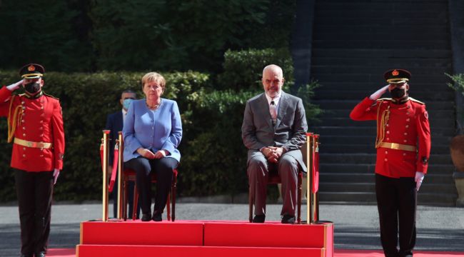 Merkel, Arnavutluk'taki resmi törene oturarak katıldı