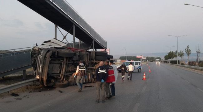 Metrelerce sürüklenen tır, üst geçide çarpıp devrildi