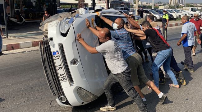 Park halindeki araca çarpan otomobil devrildi, vatandaşlar düzeltti